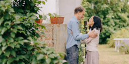 Frau und Mann halten sich liebevoll fest