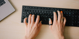 Haende auf Laptop als Symbol Beratung
