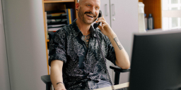 Mitarbeiter bei telefonischer Erstberatung sam health