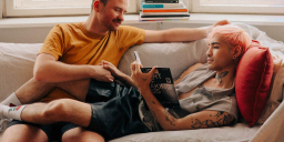 Zwei schwule Maenner auf der Couch