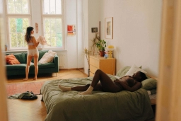 Paar in ihrer Wohnung nach Sex