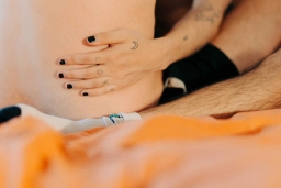 Haende beruehren Huefte im Bett