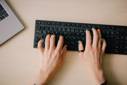 Haende auf Laptop als Symbol Beratung