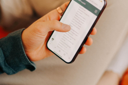 Mann checke STI Ergebnisse am Handy