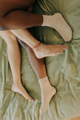 Beine im Bett als Symbol fuer sexuelle Selbstbestimmtheit