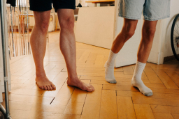 Nackte Beine laufen Richtung Schlafzimmer