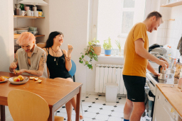 Polyamores Paar beim Fruehstueck